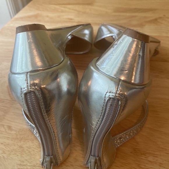 Badgley Mischka Ankle Strappy Wedge Silver Metallic Rhinestone Sandals - Picture 13 of 14